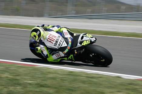 Valentino Rossi kørte sin Fiat Yamaha til pole-position i årets tredje løb i MotoGP verdensmesterskabet. Men i løbet medførte dæk-problemer, at han måtte nøjes med 10.pladsen.